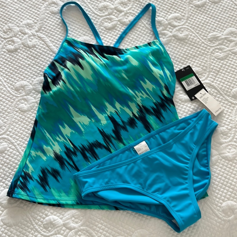 NWT women’s 2 piece swimsuit set